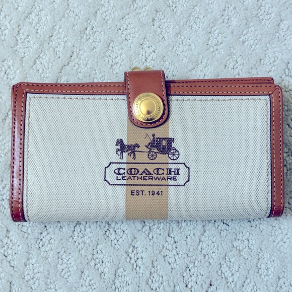 Coach Handbags - Preowned Coach wallet
